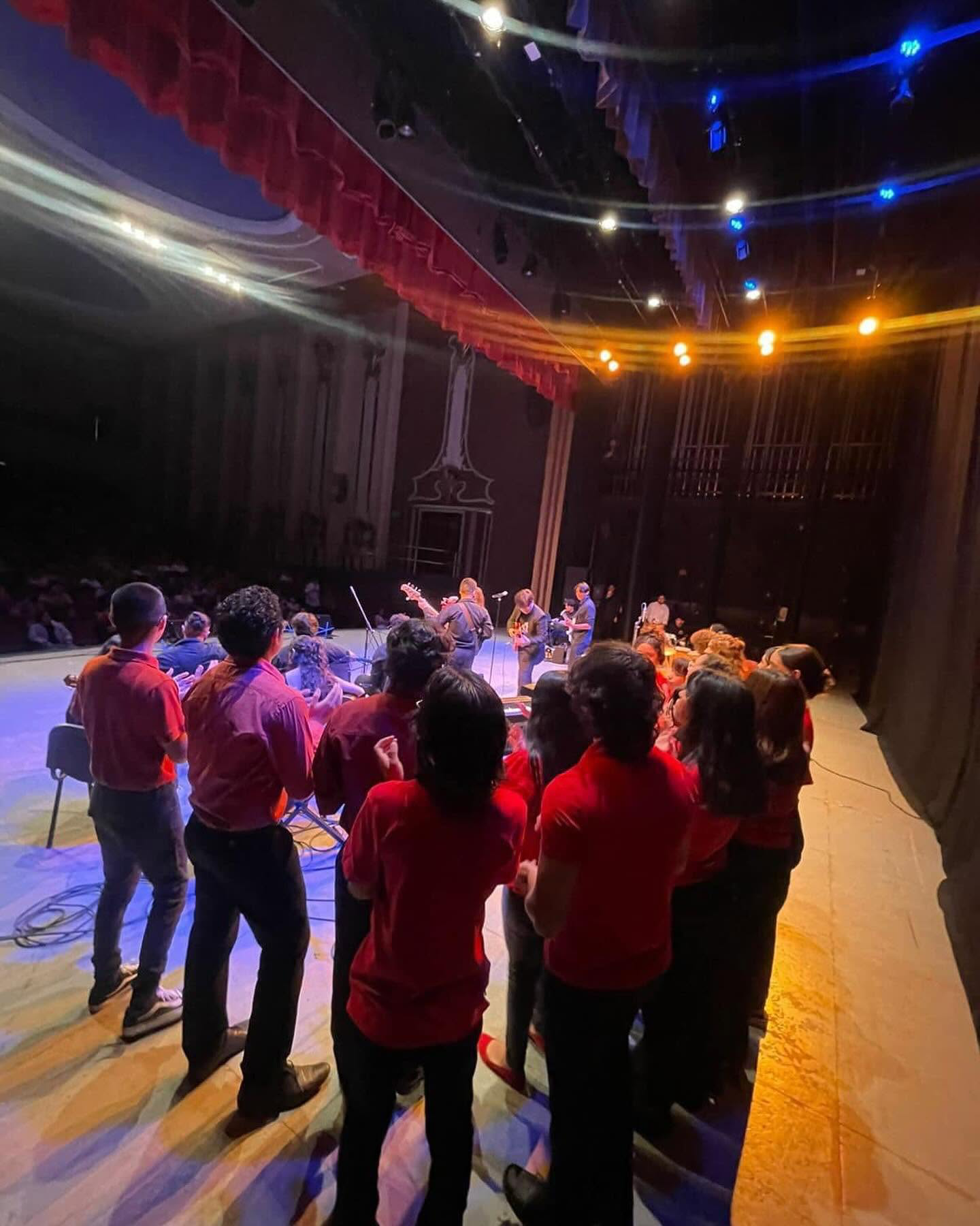 Ensayo de coro en ambiente dramático
