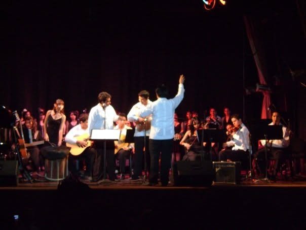 Memo Valdez dirigiendo el ensamble en concierto